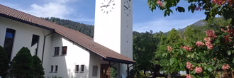 Kirche schöner Baum Juni2